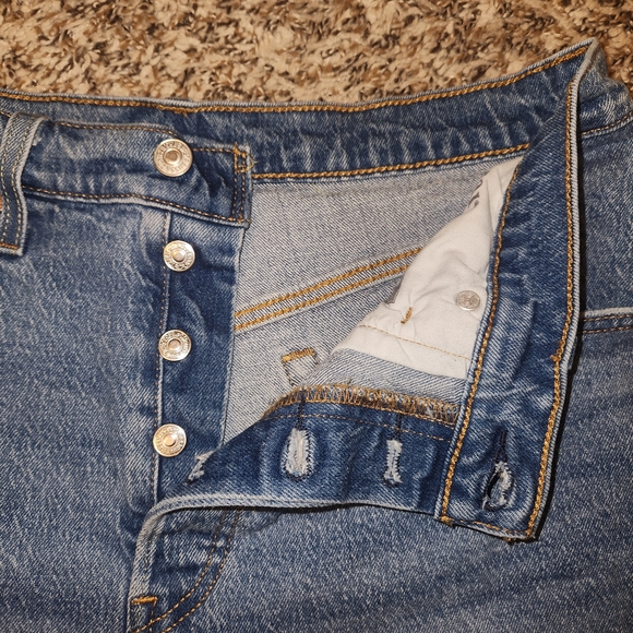 Levi’s 501 Medium Wash Mid-Rise Distressed Cut-Off Denim Shorts W30 - Picture 2 of 8